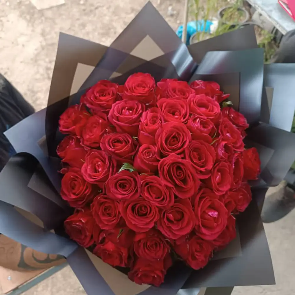 دسته گل رز قرمز